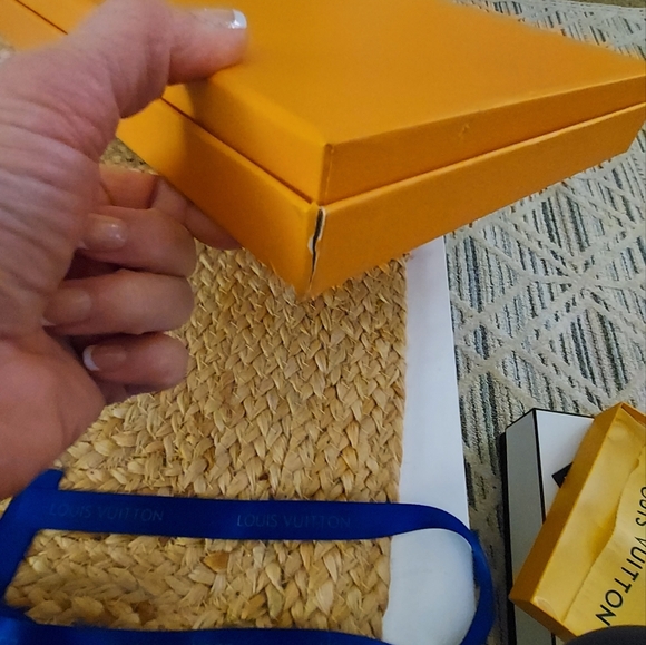 Authentic large Louis Vuitton Box with Ribbon - Picture 6 of 9